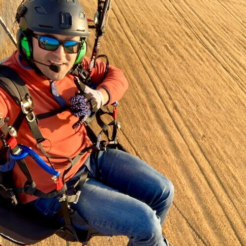 BryanPearsonflyinghispoweredparaglideroverthefieldsoftheLaGrande ORvalley